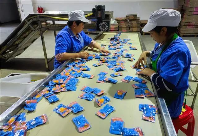 渝每滋公司生产车间，工人在检验预制菜包装。（资料图）
