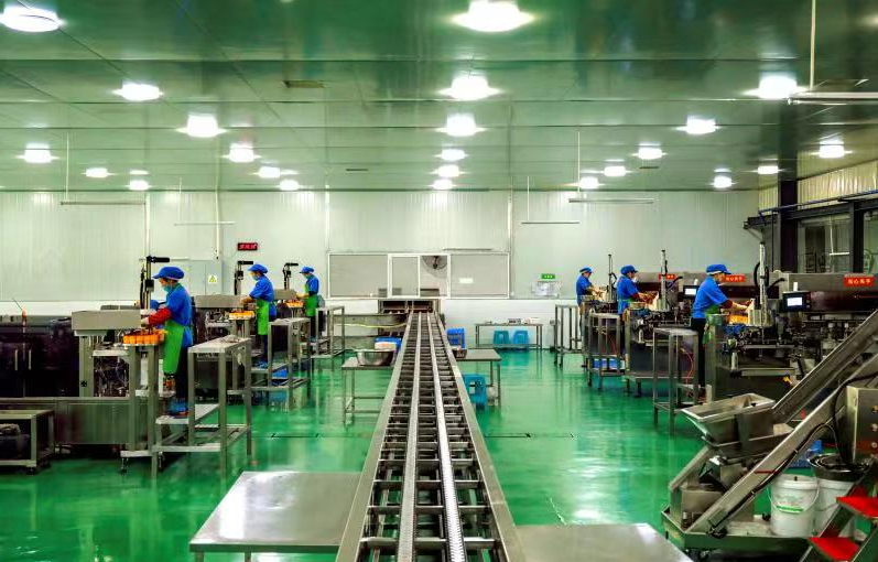 重庆上口佳农业开发有限公司生产车间，工人们在包装预制菜产品。熊伟 摄