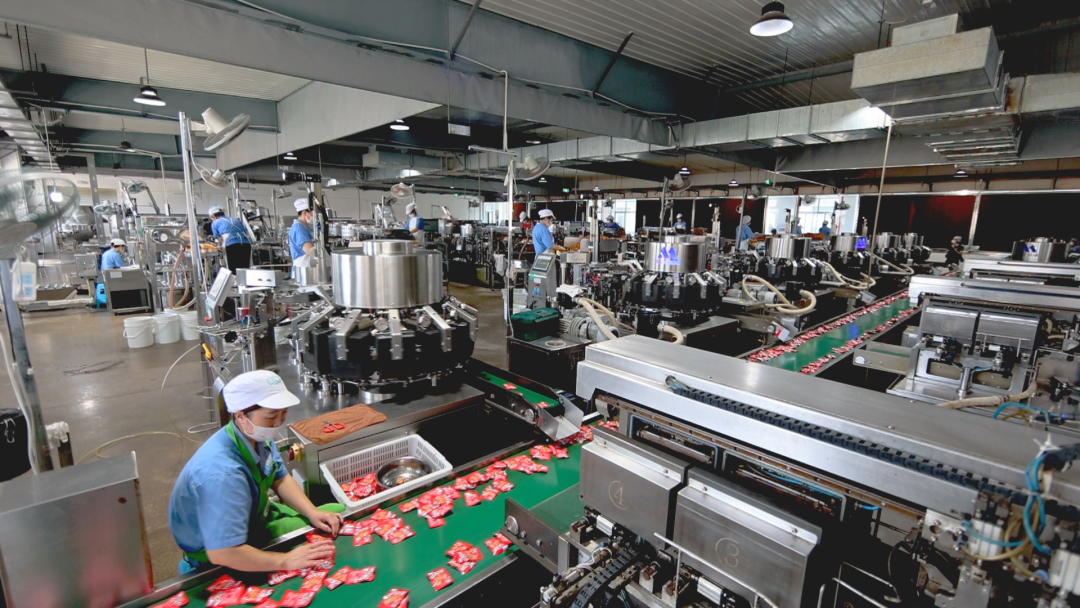渝每滋公司生产车间，工人在预制菜生产线上忙碌。