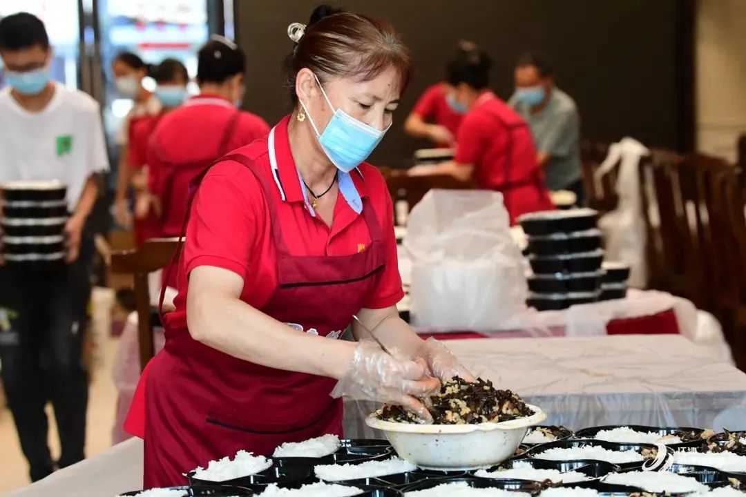 ▲工作人员正在为社区配餐 记者 苏盛宇 摄