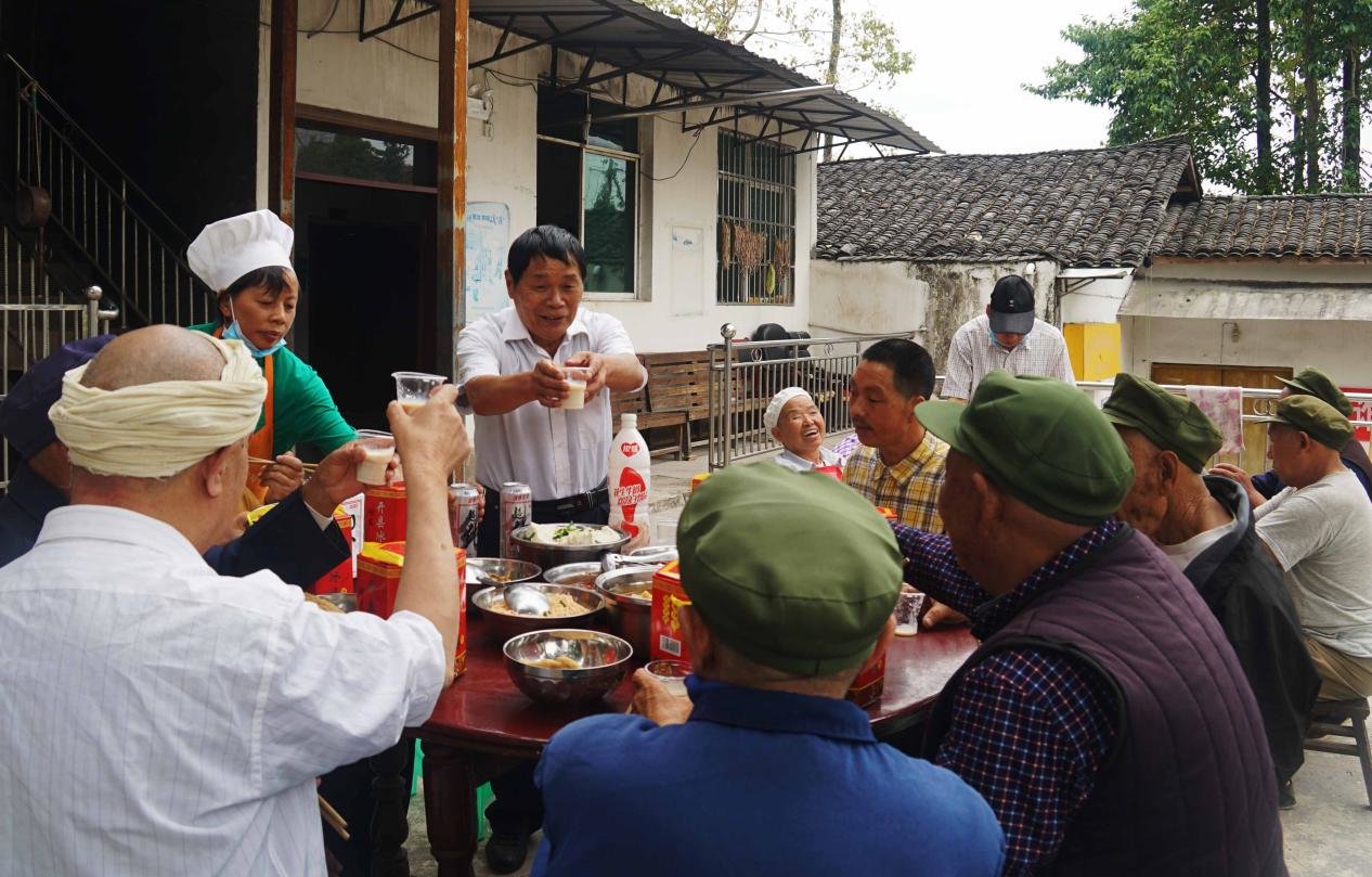马培元（左三）为“幸福老人”送去节日祝福。