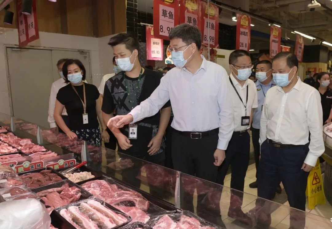 王志杰在超市询问疫情防控、食品安全和市场供应等情况