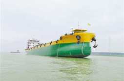 国内首艘绿色智能三峡船型散货运输船投运