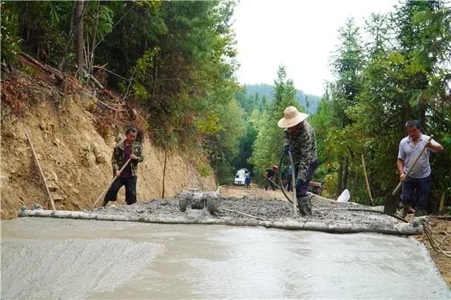 近日， 福禄镇 陆坪村，施工人员正在硬化道路。