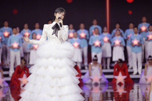李宇春白色长裙造型释出 以悠扬歌声祝福祖国