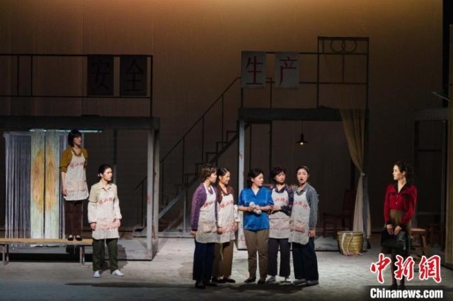 硕博团队合作完成 上海戏剧学院原创话剧《破茧·成蝶》首演
