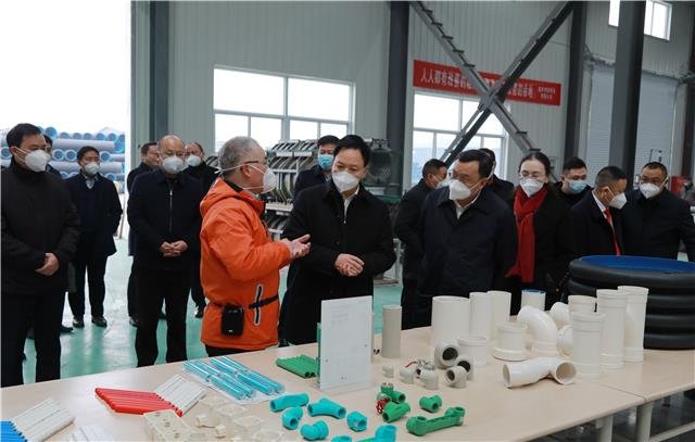 1月5日，重庆利财管道有限公司，钱建超、陈孟文一行察看企业产品。