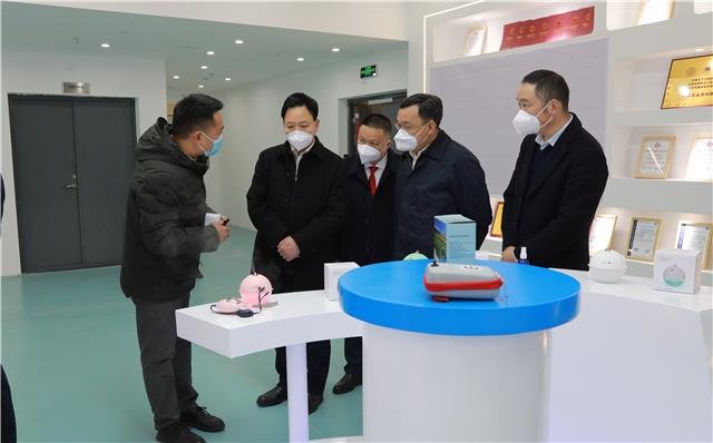 1月5日，重庆信鑫精密科技有限公司，钱建超、陈孟文一行察看企业产品展示。