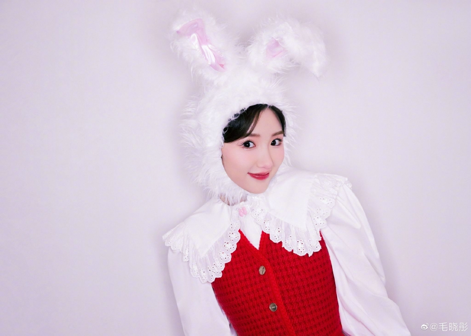 毛晓彤兔兔造型迎接新年 戴毛绒兔耳帽子萌趣养眼