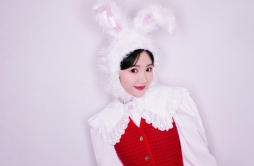 毛晓彤兔兔造型迎接新年 戴毛绒兔耳帽子萌趣养眼
