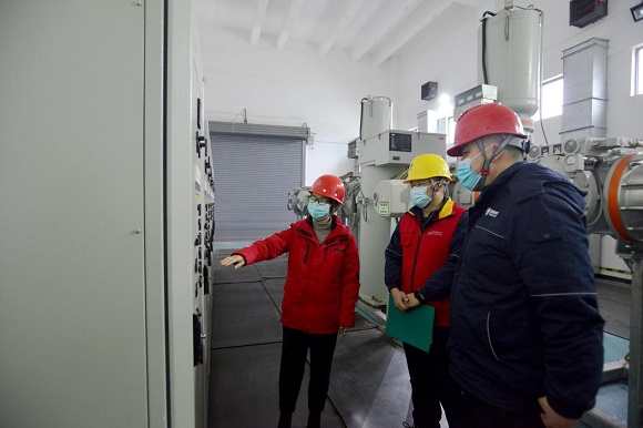 国网重庆电力员工为重庆江北国际机场供电设备做“体检”。通讯员 向江微 摄