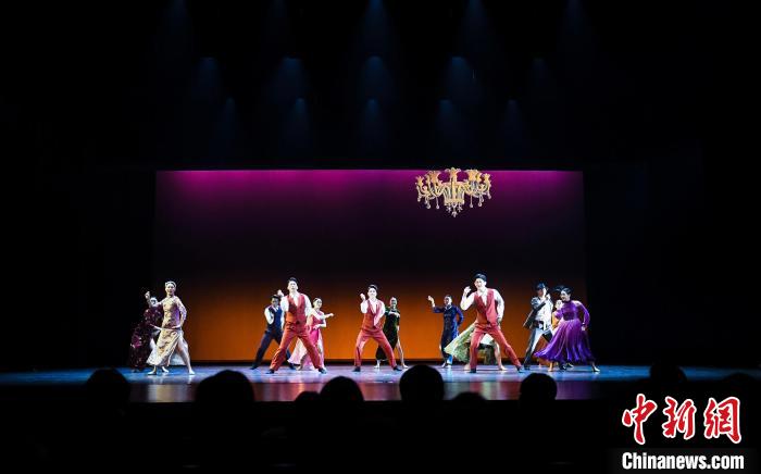原创红色舞剧《蓝色裙摆》在重庆大剧院上演