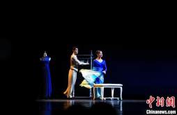 原创红色舞剧《蓝色裙摆》在重庆大剧院上演