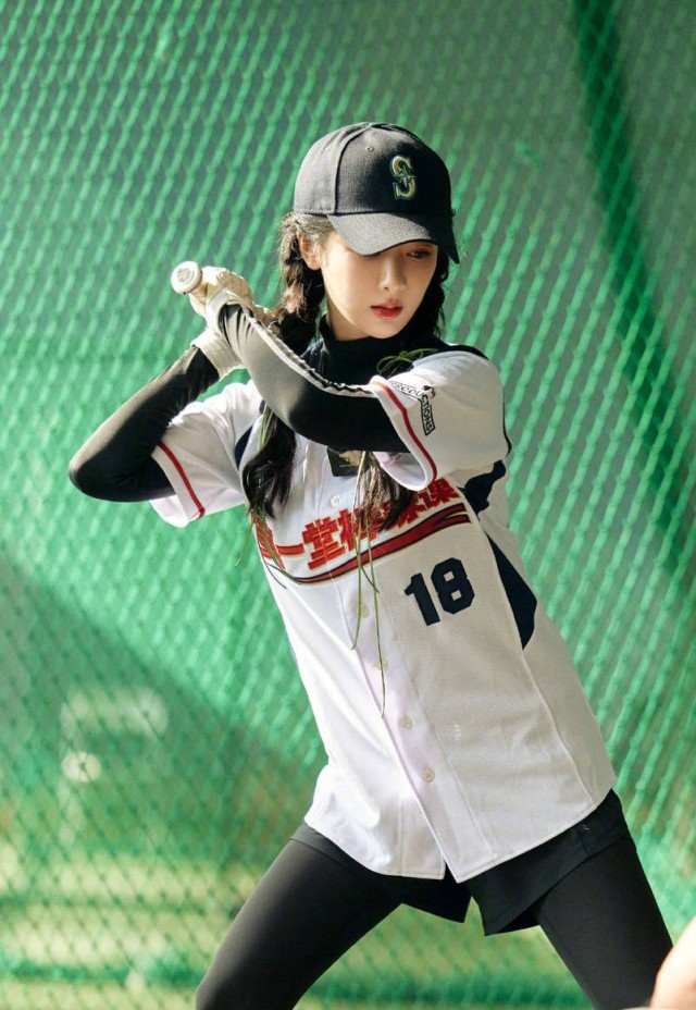 杨紫穿棒球服青春活力 扎双麻花辫少女感十足